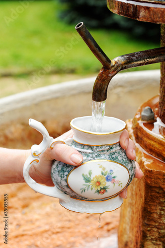 Filling a spa cup