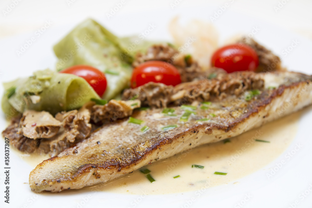 Zanderfilet mit Spinatlasagne und Morcheln Zanderfilet mit Spinatlasagne und Morcheln