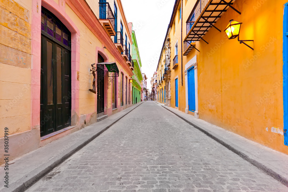 Obraz premium Street in Old Havana sidelined by colorful buildings