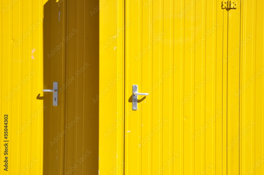 Obraz premium Tür an gelbem Container