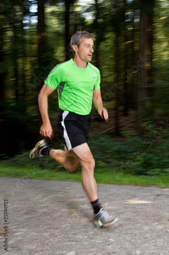 Jogger auf einem Waldweg