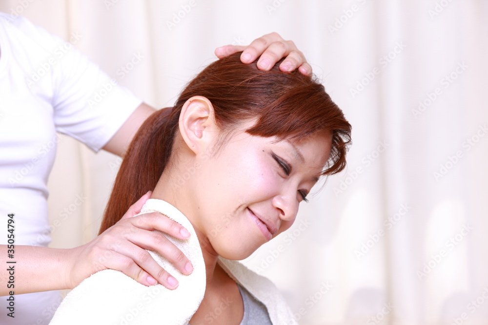 young japanese woman receives chiropractic young japanese woman receives chiropractic