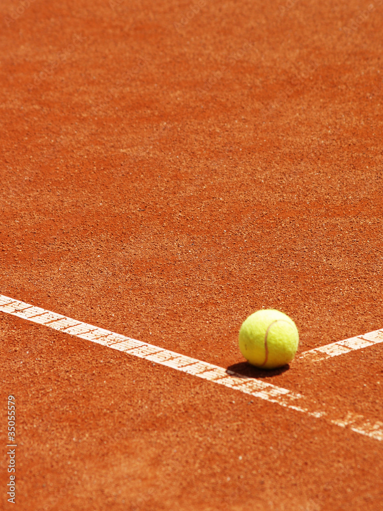 Tennis Ball auf der T-Linie 9