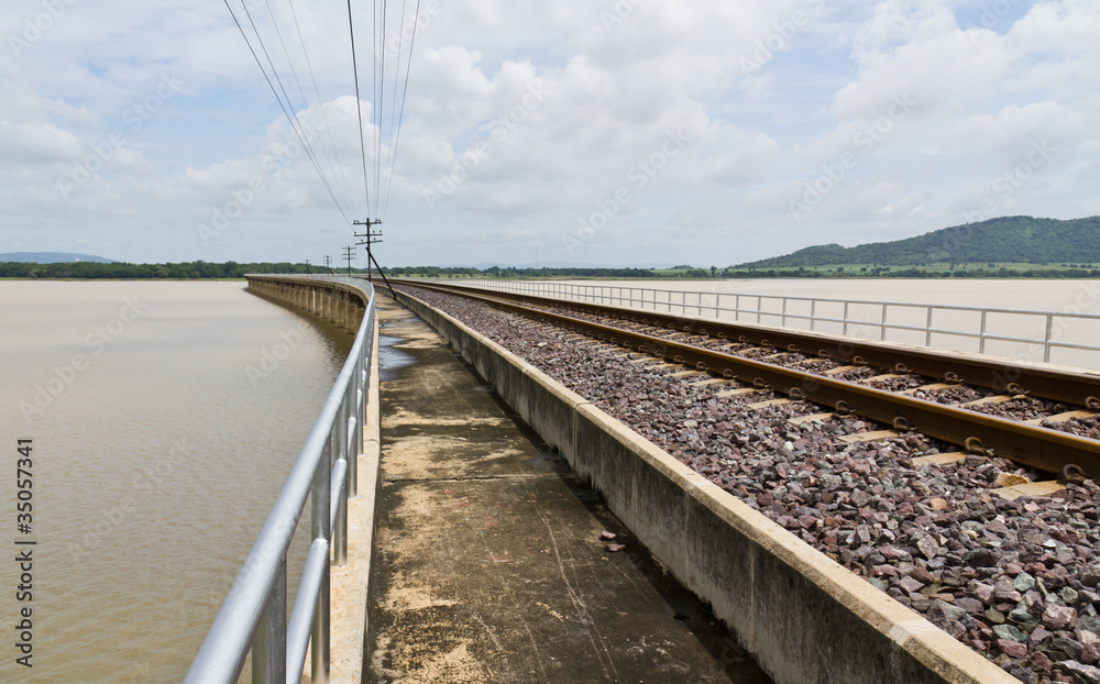 Fototapeta premium Railroad tracks curving1