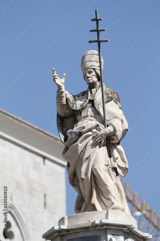 Obraz premium benevento - piazza orsini - posąg