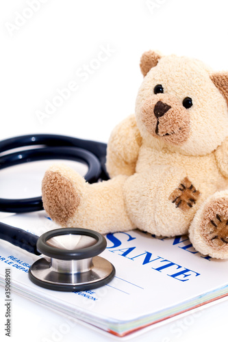 Ours en peluche et stéthoscope sur carnet de santé photo