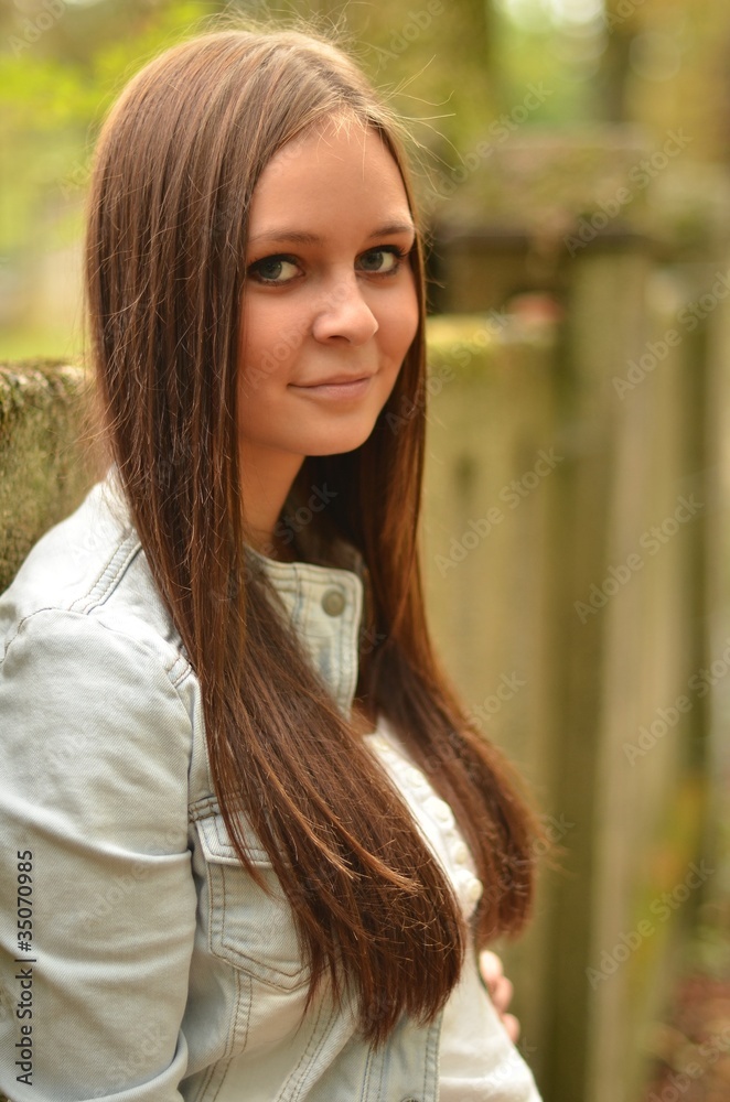 Obraz premium brunette femme dans le parc