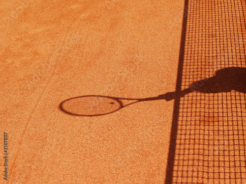 Tennisschläger und Netz Schatten auf dem Tennisplatz 12