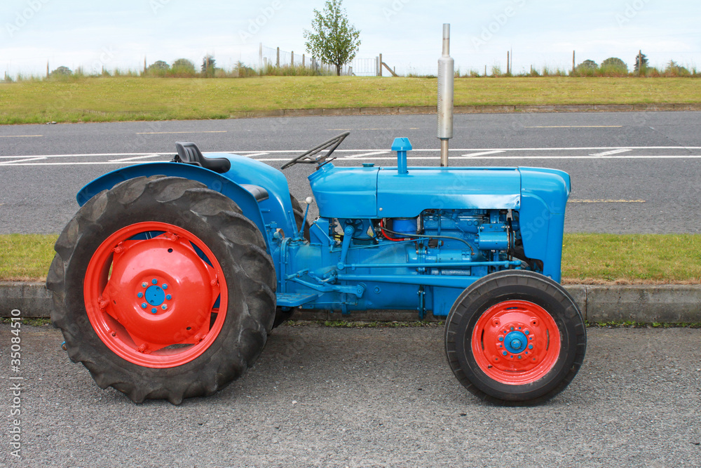 Obraz premium Old Blue Tractor