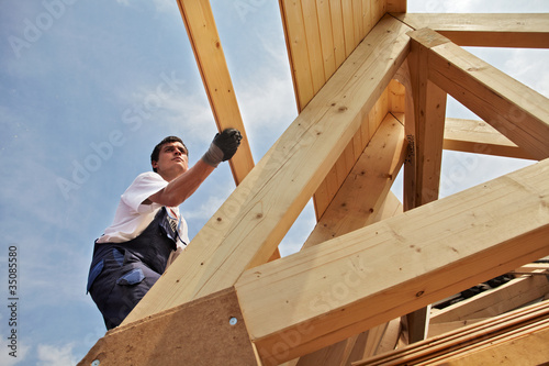 Quadro su tela carpenters constructing a dormer