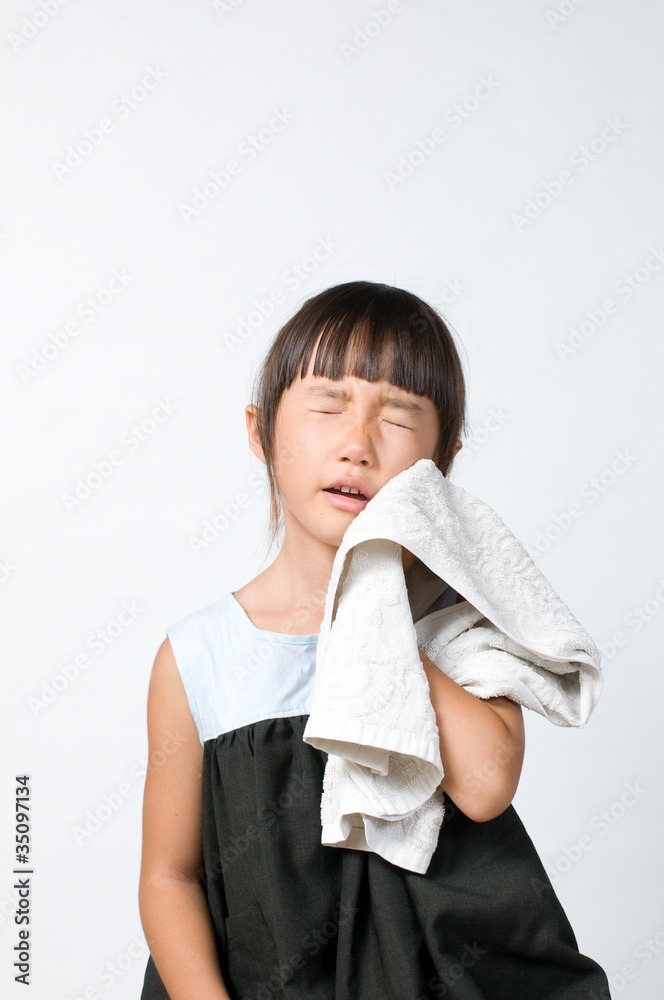 タオルで顔を拭く女の子 Stock 写真 Adobe Stock