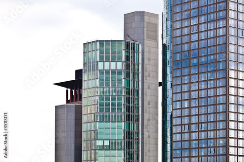 Hochhaus mit Glasfront und Spiegelung in Frankfurt am Main