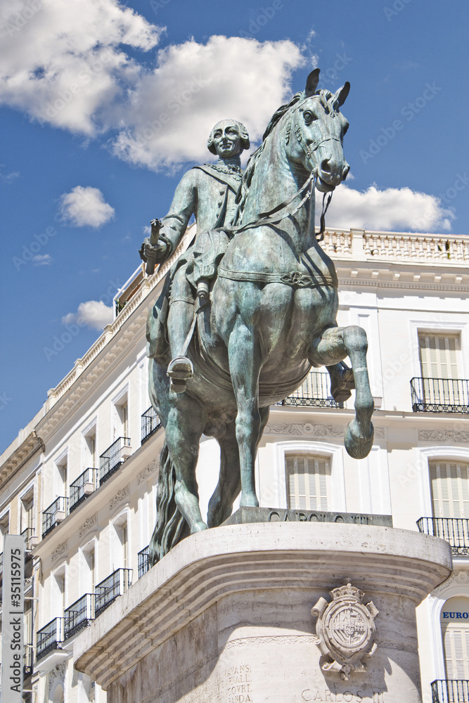Obraz premium Estatua ecuestre de Carlos III en la Puerta del Sol, Madrid, Esp