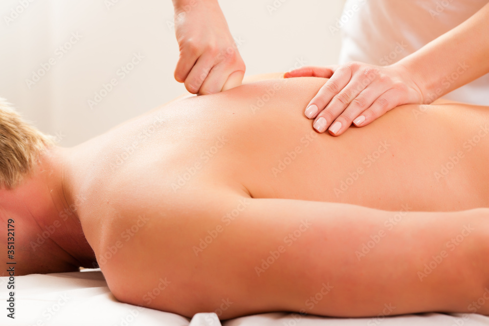 Fototapeta premium Patient bei der Physiotherapie - Massage