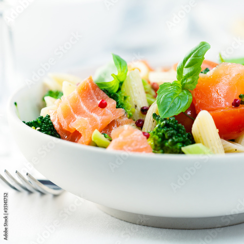 Pasta salad with smoked salmon flavored with pink pepper