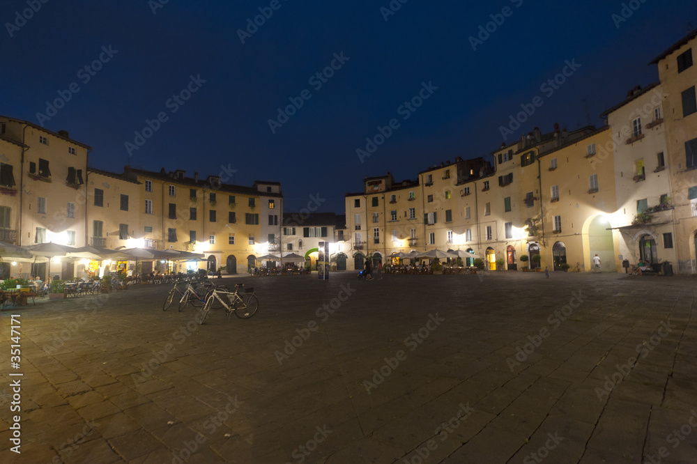 Lucca, Piazza Anfiteatro by night