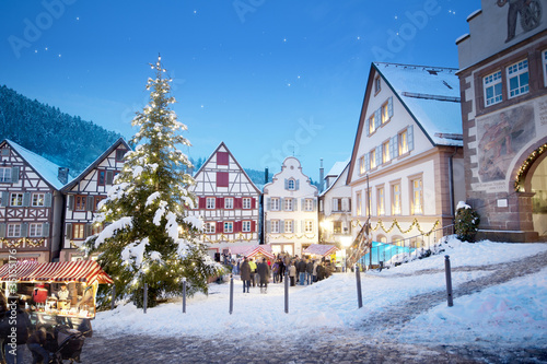 Schiltach Weihnachtsmarkt mit Weihnachtsbaum