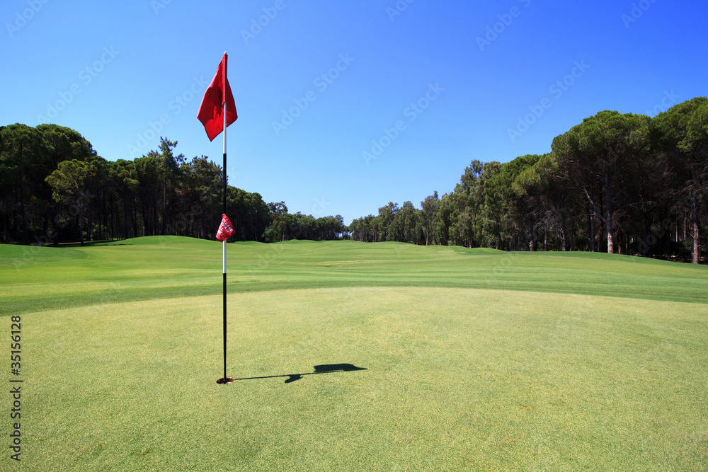 Obraz premium Flag on the golf course.