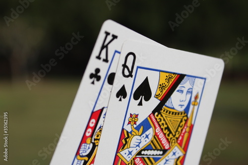 Fotografía The king and the queen cards outdoor with green background