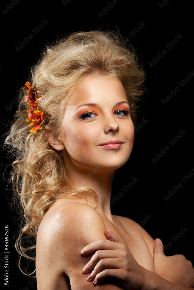 Fototapeta premium beautiful blond woman with flower garland