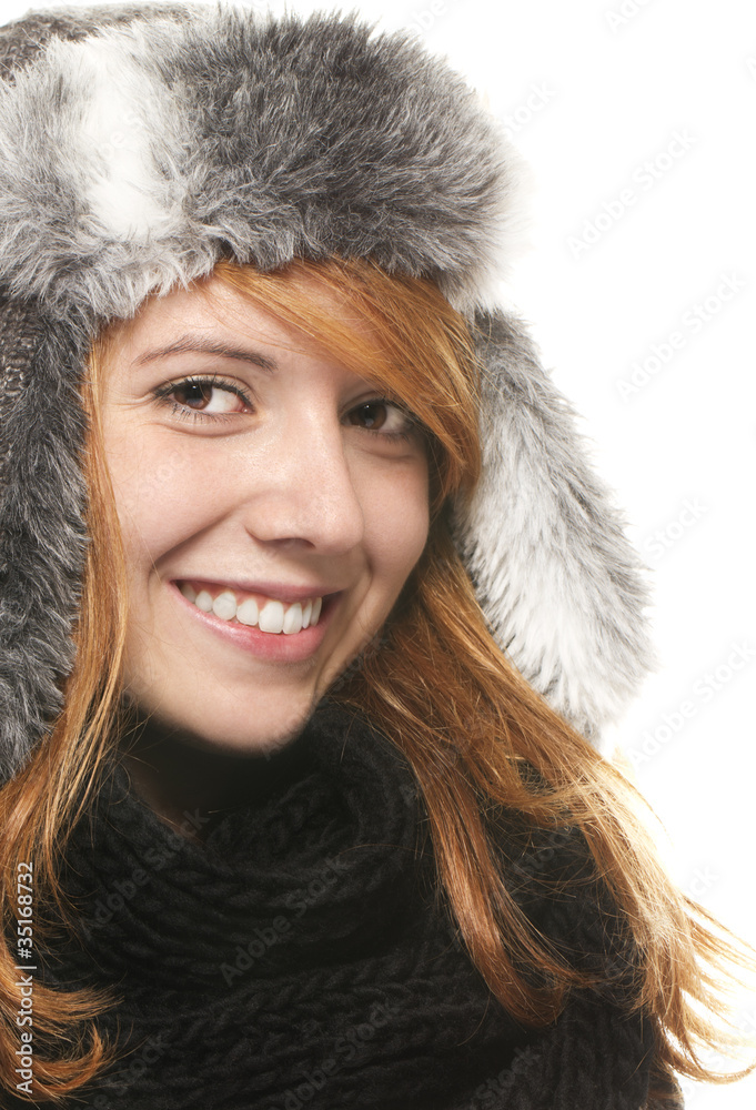 portrait einer lächelnden rootharigen frau in winterkleidung portrait einer lächelnden rootharigen frau in winterkleidung
