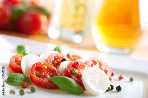 Tomate, Mozzarella und Basilikum