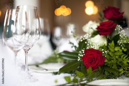 Obraz na płótnie wedding table decoration roses and white glasses