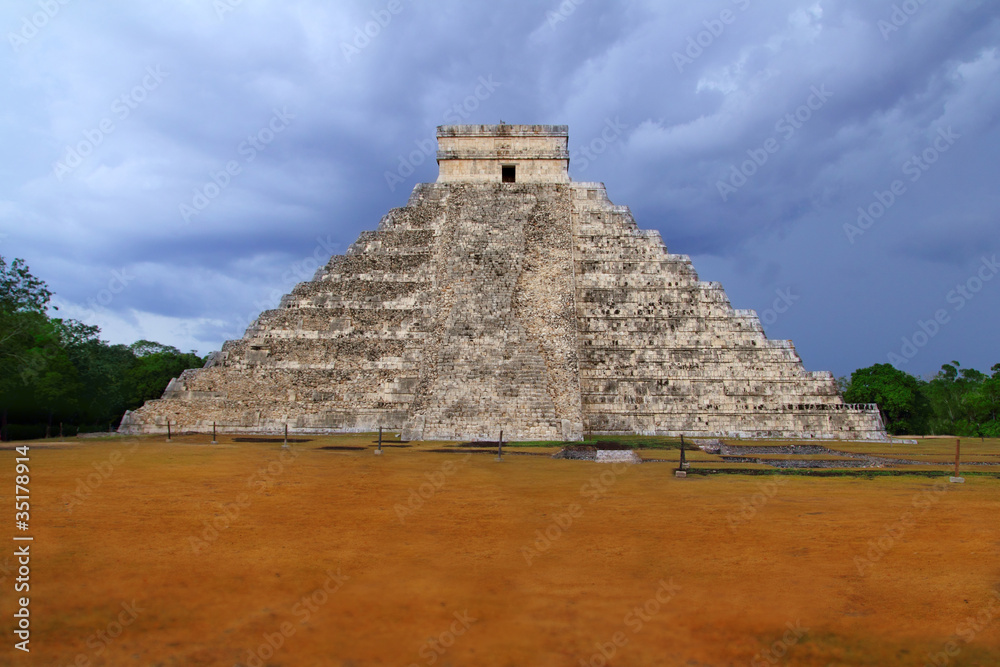 Chichen Itza el Castillo Kukulcan Mayan templey Mexico