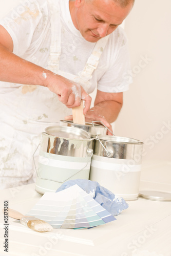 Obraz na płótnie Home decorating mature male painter color swatches w salonie