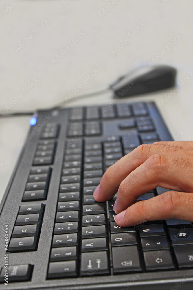 Main qui tape au clavier - hand and keyboard