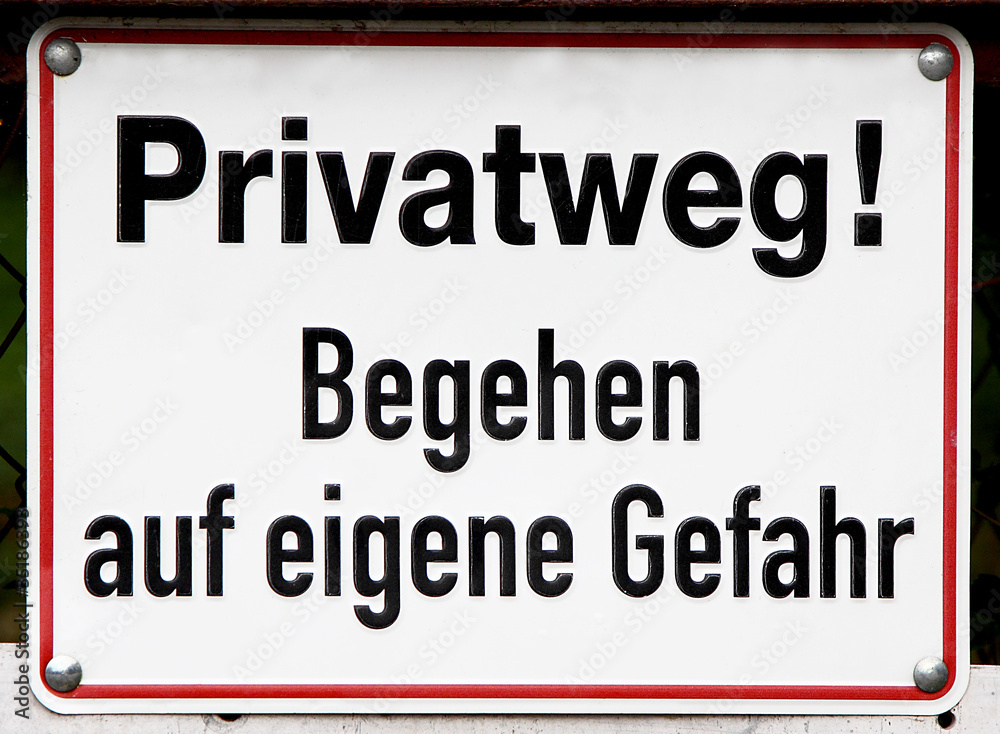 Schild - Privatweg begehen auf eigene Gefahr Schild - Privatweg begehen auf eigene Gefahr