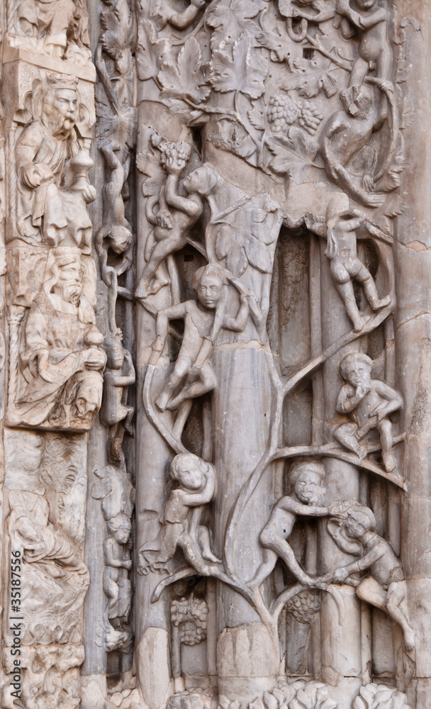 Rappresentazione della raccolta dell'uva duomo di messina Rappresentazione della raccolta dell'uva duomo di messina