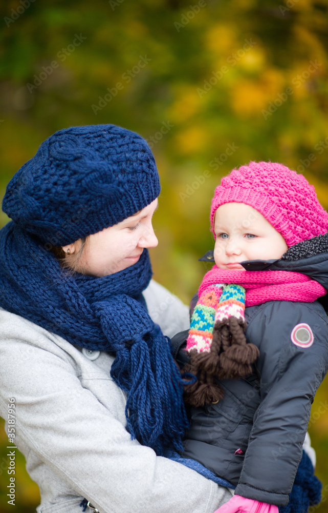 Obraz premium Mother and daughter at autumn park
