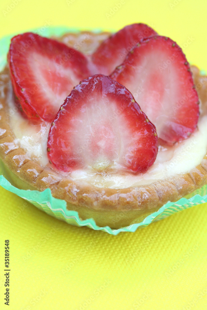 pasticcino alla crema con fragole pasticcino alla crema con fragole