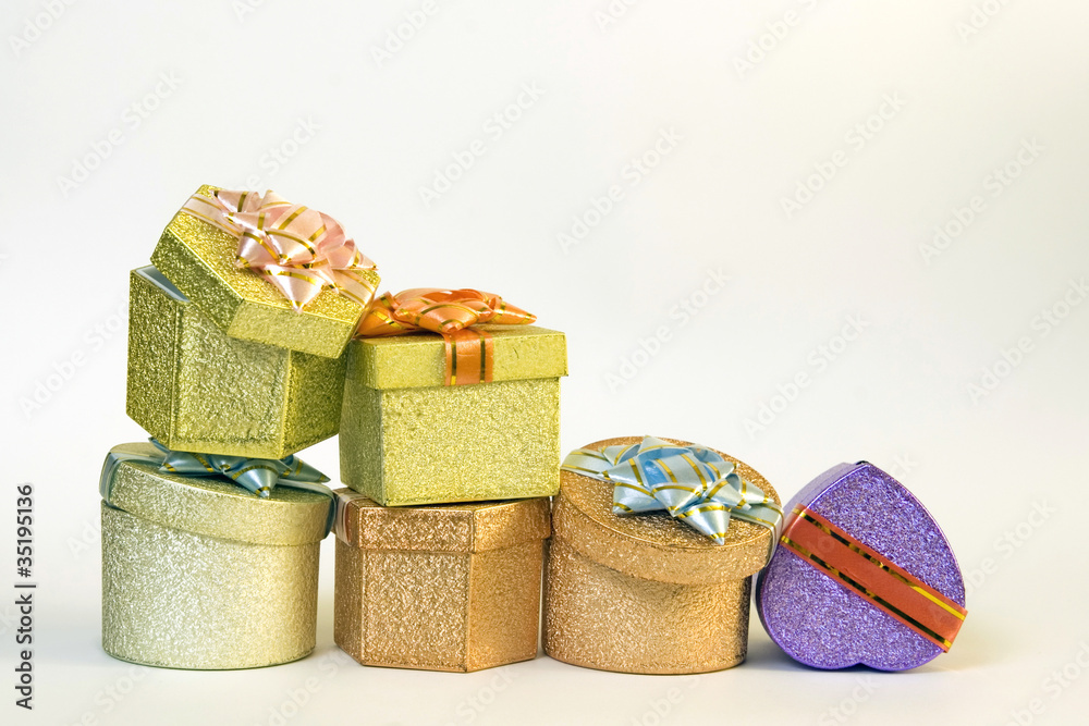 varias cajas de regalo y de distintas formas foto de Stock | Adobe Stock