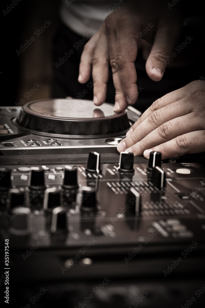 DJ play music