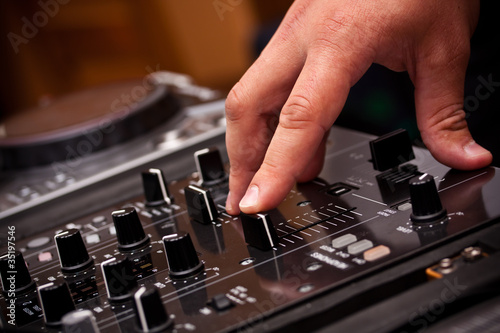DJ play music
