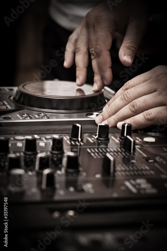 DJ play music