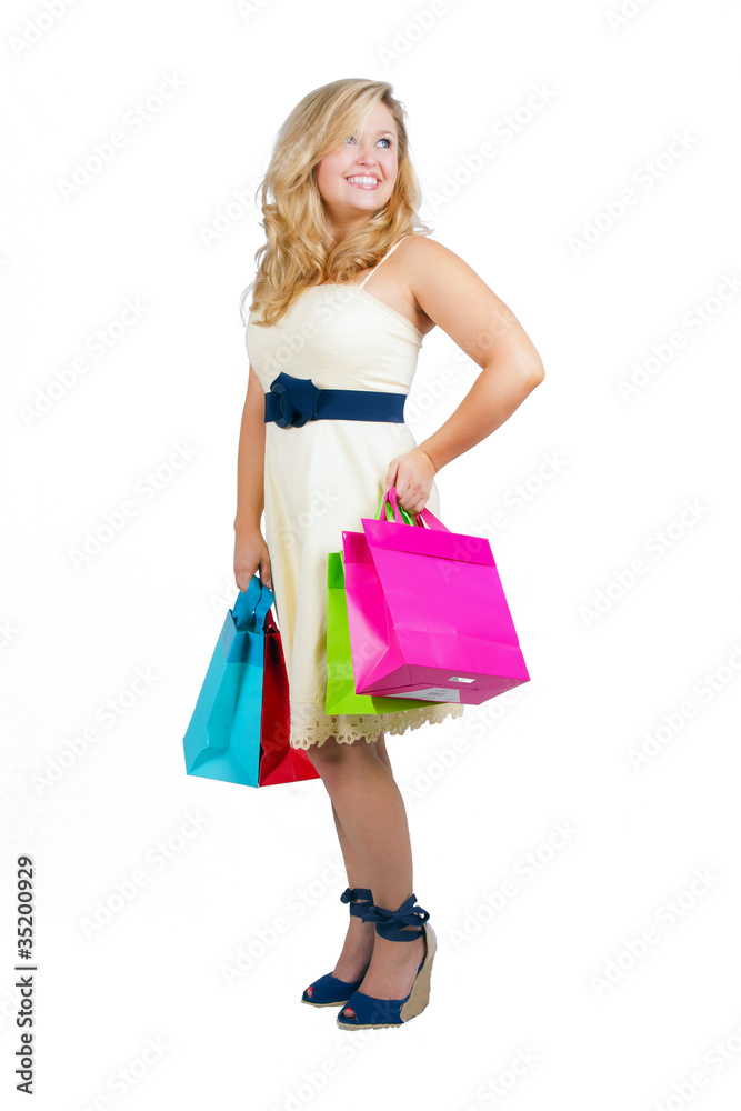 Belle jeune femme faisant du shopping.