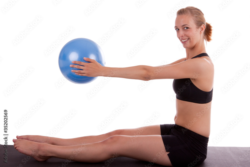 Fototapeta premium Junge Frau mit Gymnastikball
