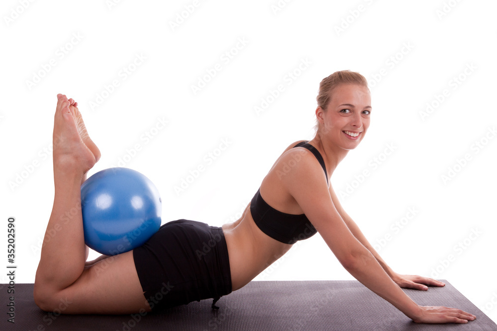 Fototapeta premium Junge Frau mit Gymnastikball