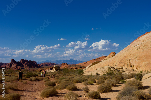 famille randonnant dans la Valley of Fire