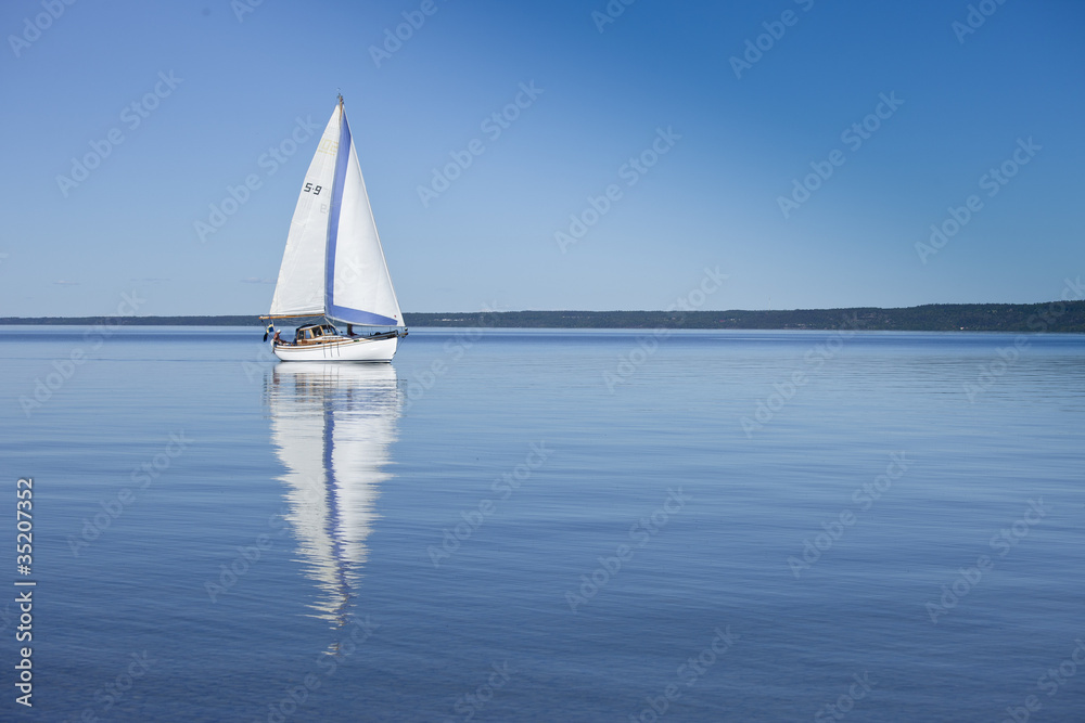 Obraz premium Sailboat in Calm Water