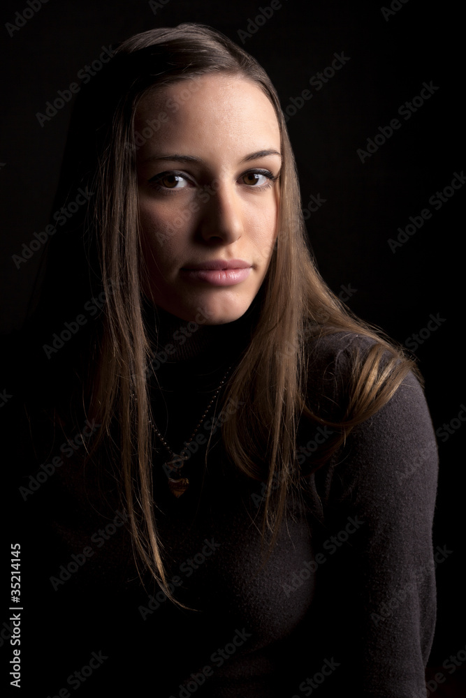 Ragazza bionda su sfondo nero che guarda davanti Ragazza bionda su sfondo nero che guarda davanti