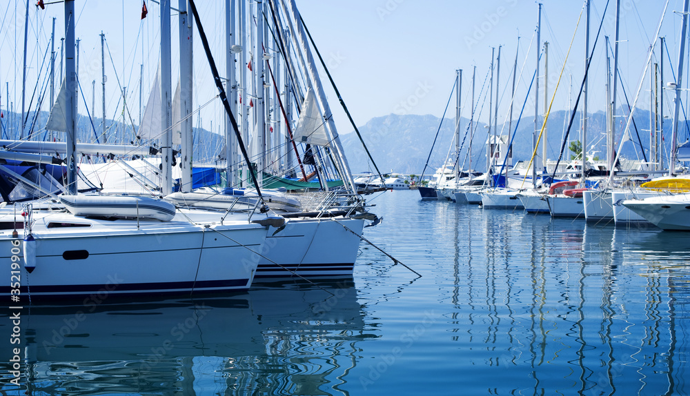 Fototapeta premium Yachts in the harbor