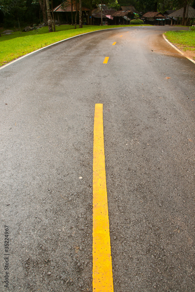 Obraz premium A wet road