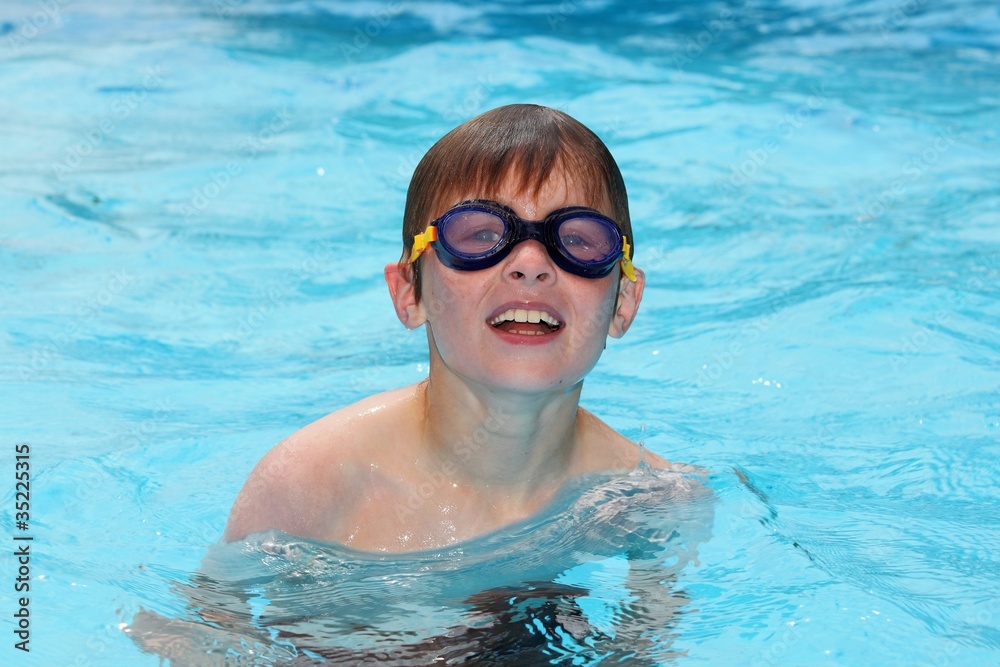 Junge im Swimming pool