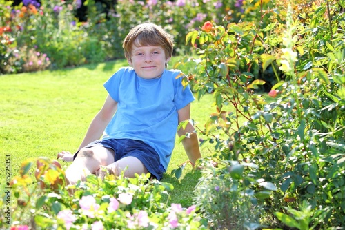 Netter Junge im Garten