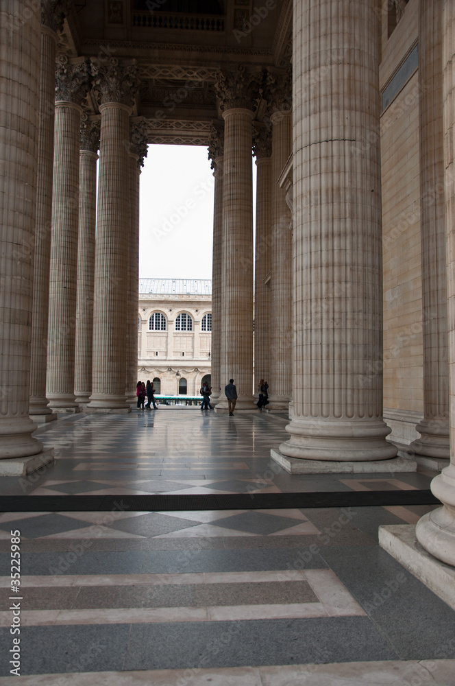 entrée du panthéon à Paris