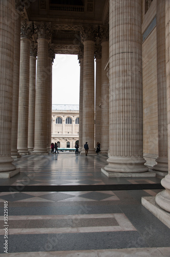 entrée du panthéon à Paris © pixarno